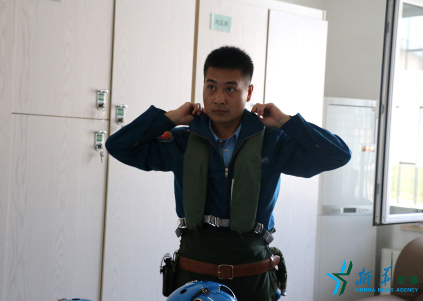 &uarr;資料圖片：張超嚴格按規定著裝參加飛行訓練。