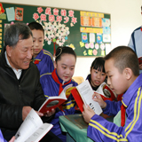 喬安山給小學(xué)生講雷鋒的故事。