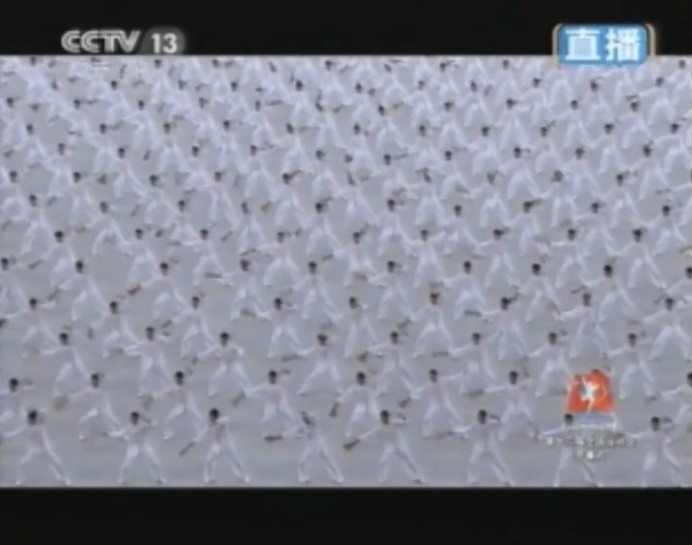 遼寧武警800名戰士太極扇表演