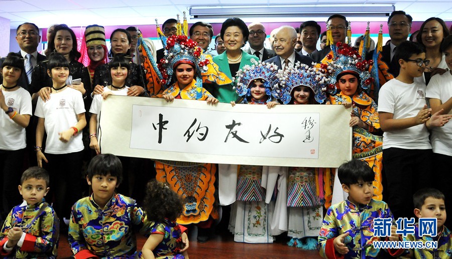 4月20日，在約旦首都安曼，中國國務(wù)院副總理劉延?xùn)|（中）考察TAG孔子學(xué)院。 新華社記者林曉蔚攝