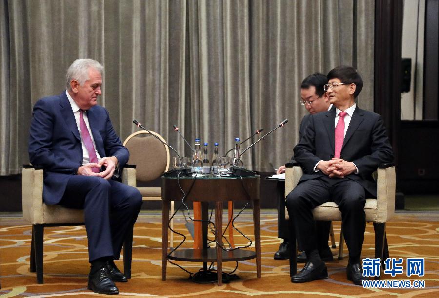 9月11日，在塞爾維亞首都貝爾格萊德，習近平主席特使、中共中央政治局委員、中央政法委書記孟建柱（右）會見塞爾維亞前總統尼科利奇（左）。新華社記者王慧娟攝