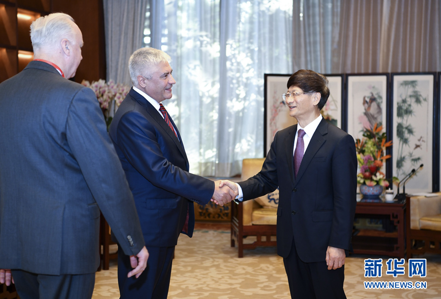 9月26日，中共中央政治局委員、中央政法委書記孟建柱在北京會見來華出席國際刑警組織第86屆全體大會的俄羅斯內務部長科洛科利采夫（左二）和俄聯邦調查委員會主席巴斯特雷金（左一）。新華社記者 張領 攝 