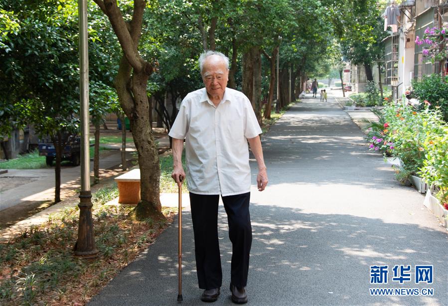 （新華全媒頭條&middot;圖文互動）（9）滄海橫流 信仰彌堅&mdash;&mdash;記共產黨員、湘潭大學九旬教授滄南