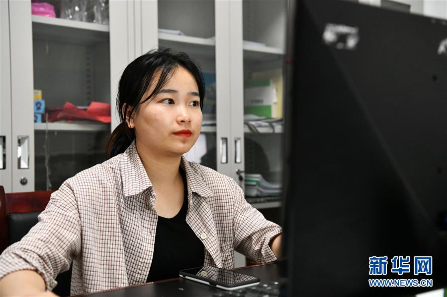 （決戰決勝脫貧攻堅&middot;圖文互動）（1）月亮山女孩與她的&ldquo;扶貧網格&rdquo;