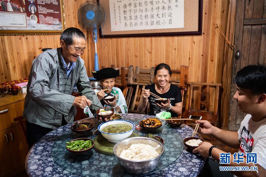 （新華全媒頭條&middot;走向我們的小康生活&middot;圖文互動）（2）那山，那人，那苗寨&mdash;&mdash;十八洞村三代人的奮斗史