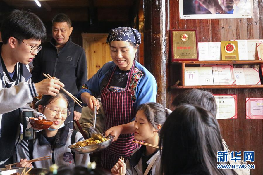 （在習近平新時代中國特色社會主義思想指引下&mdash;&mdash;新時代新作為新篇章&middot;習近平總書記關切事&middot;圖文互動）（4）精準扶貧7年，十八洞村&ldquo;長&rdquo;出10余種新職業