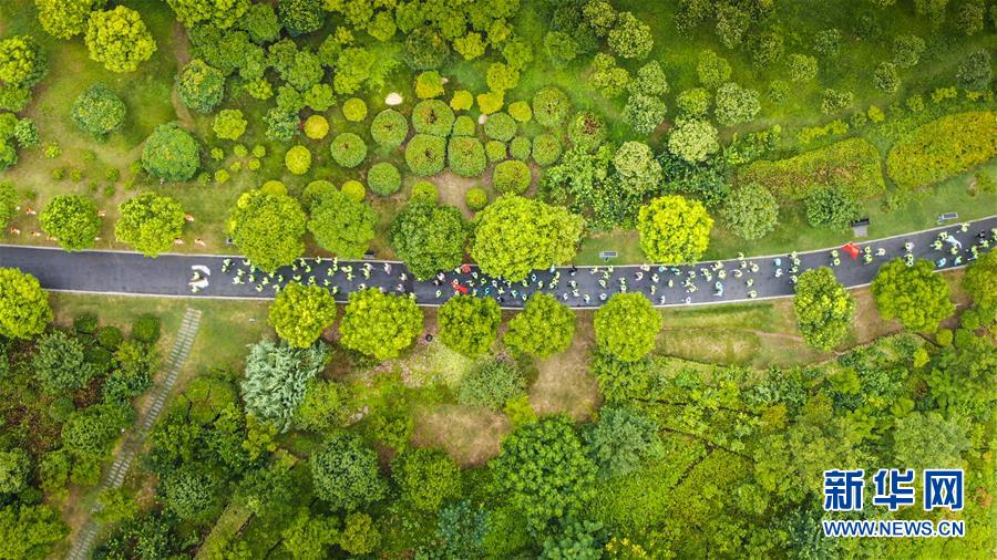 （新華全媒頭條&middot;圖文互動）（17）歷史交匯點上的宏偉藍圖&mdash;&mdash;《中共中央關于制定國民經濟和社會發展第十四個五年規劃和二〇三五年遠景目標的建議》誕生記
