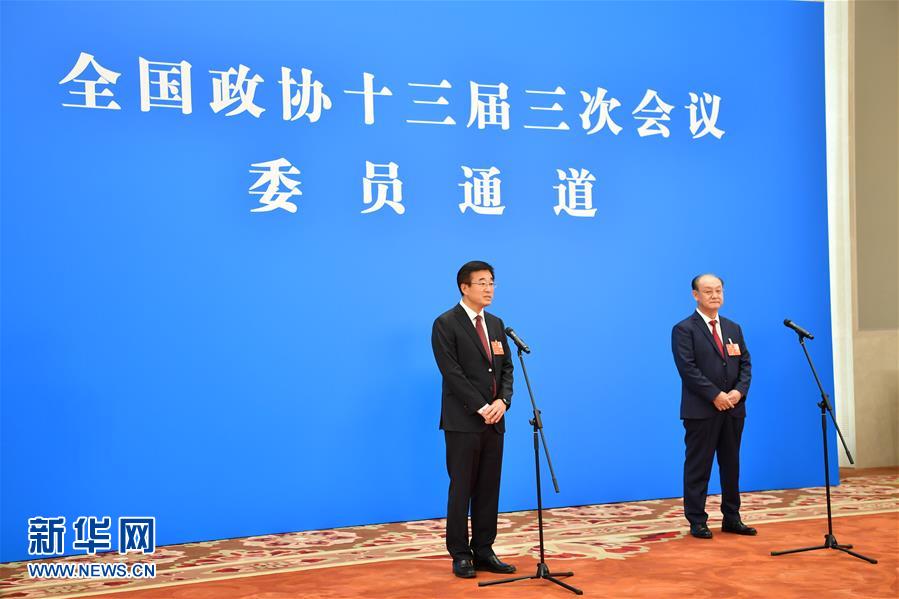 （兩會&middot;政協開幕&middot;XHDW）（1）接受采訪