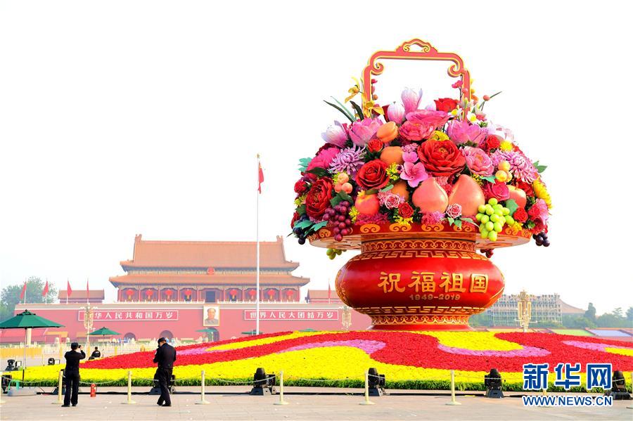 （圖文互動）（2）7小時組裝！18米高巨型&ldquo;花果籃&rdquo;亮相天安門廣場