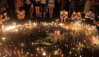 昆山市民在昆山市民廣場(chǎng)哀悼死者、為傷者祈福