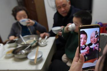 戰&ldquo;疫&rdquo;夫妻一家的隔空團聚