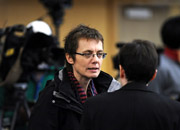 會議現場的境外媒體記者