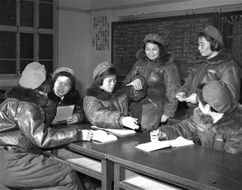 第一批女飛行員：毛澤東稱贊，細妹子不簡單，飛得好高啊