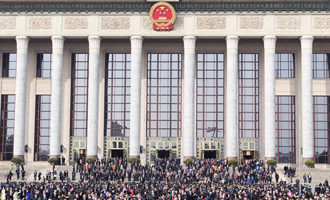 閉幕會后，代表走出人民大會堂