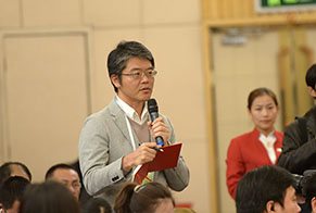 日本經(jīng)濟(jì)新聞?dòng)浾咛釂? /></a>
<p class=