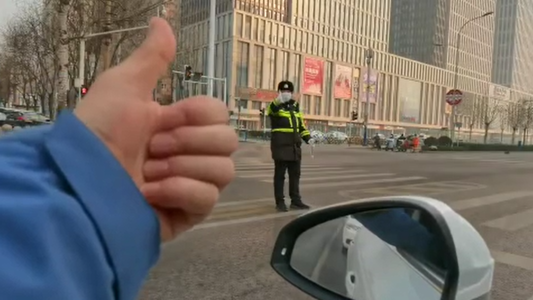 石家莊路人和交警的這個(gè)&ldquo;暗號(hào)&rdquo;，真暖！