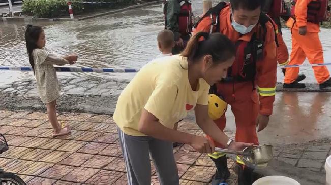 溫暖瞬間！女子帶娃送晚餐感激消防員