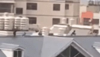 樓頂上的危險：心驚膽戰 兒童高樓樓頂玩&ldquo;空中飛人&rdquo;