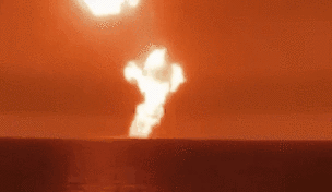 驚人！火光沖天 里海海面發生巨大爆炸