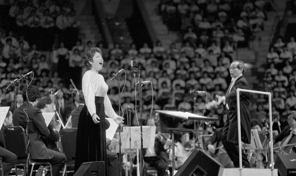 女高音歌唱家汪燕燕在香港&ldquo;黃河音樂節&rdquo;上演唱《黃河怨》。