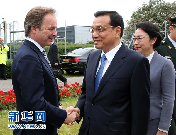 6月16日，應(yīng)英國首相卡梅倫邀請，國務(wù)院總理李克強乘專機抵達(dá)倫敦希思羅機場，開始對英國進行正式訪問。李克強總理夫人程虹同機抵達(dá)。這是英國政府高級官員到機場迎接李克強總理和夫人。新華社記者 龐興雷 攝