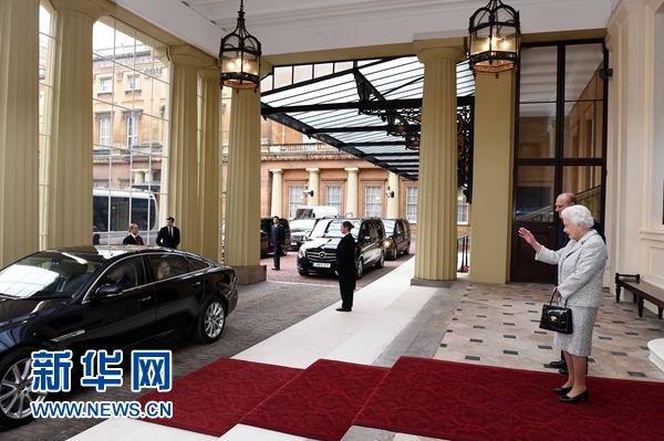 10月22日，國家主席習(xí)近平和夫人彭麗媛離開白金漢宮。離開前，英國女王伊麗莎白二世和丈夫菲利普親王專門前來同習(xí)近平夫婦親切話別。新華社記者 饒愛民 攝 