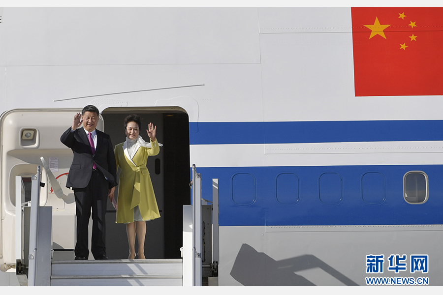 當(dāng)?shù)貢r間11月17日，國家主席習(xí)近平乘專機(jī)抵達(dá)基多，開始對厄瓜多爾共和國進(jìn)行國事訪問。這是習(xí)近平與夫人彭麗媛向歡迎人群揮手致意。新華社記者 王曄 攝 