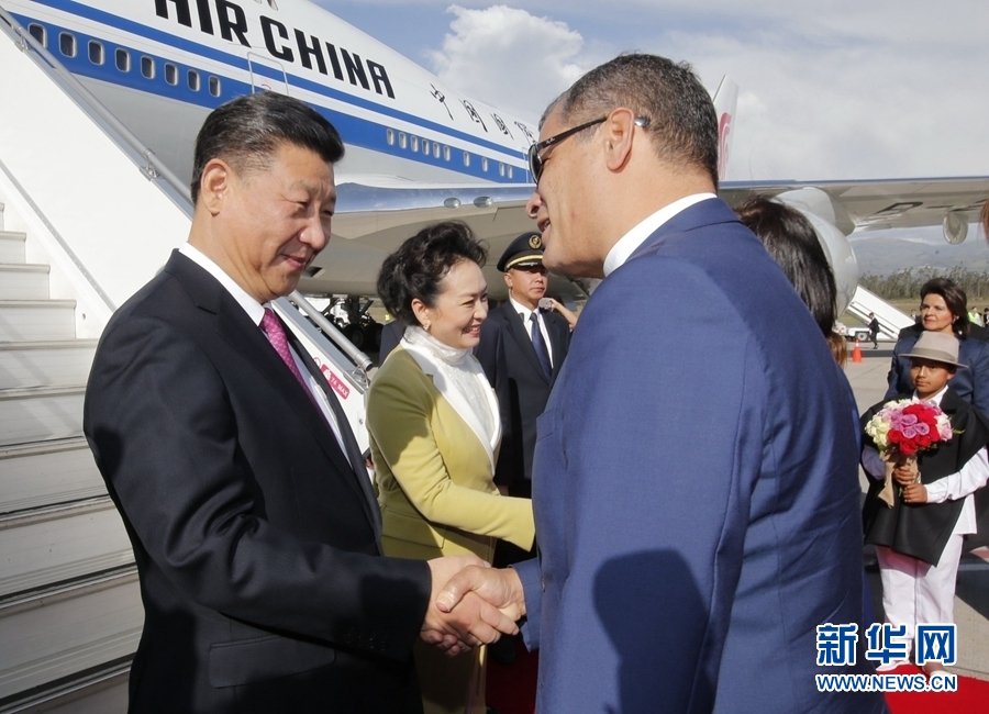 當(dāng)?shù)貢r間11月17日，國家主席習(xí)近平乘專機(jī)抵達(dá)基多，開始對厄瓜多爾共和國進(jìn)行國事訪問。厄瓜多爾總統(tǒng)科雷亞和夫人馬勒布等在舷梯旁熱情迎接習(xí)近平和夫人彭麗媛。新華社記者 鞠鵬 攝