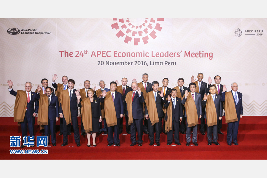 11月20日，亞太經合組織第二十四次領導人非正式會議在秘魯利馬舉行。國家主席習近平出席并發表題為《面向未來開拓進取促進亞太發展繁榮》的重要講話。這是會議期間，國家主席習近平同其他亞太經合組織成員經濟體領導人、代表合影。 新華社記者 丁林 攝
