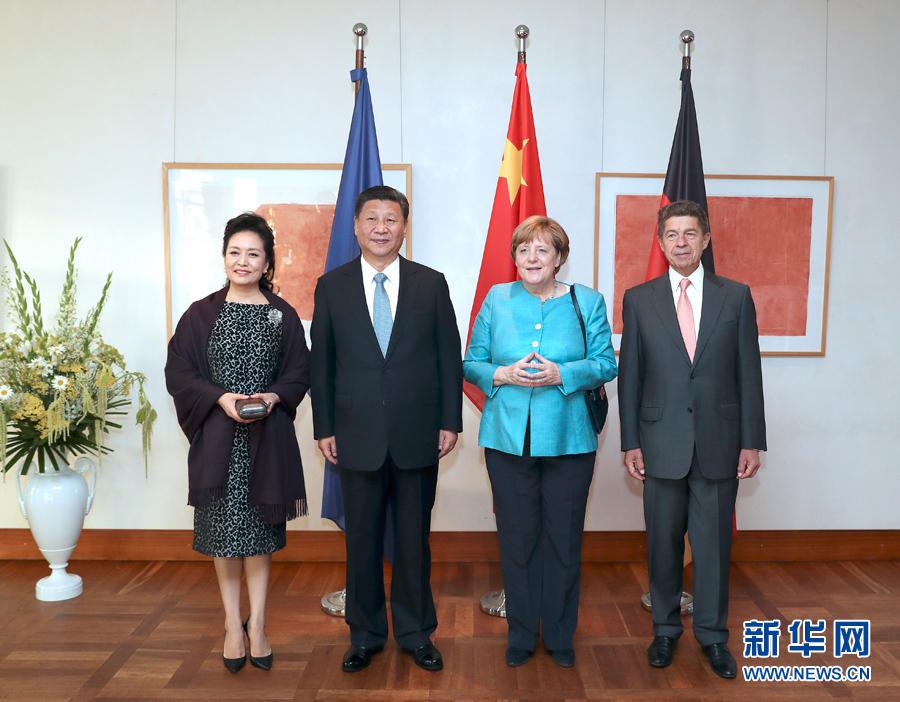 當(dāng)?shù)貢r(shí)間7月4日晚，剛剛抵達(dá)柏林的國家主席習(xí)近平在利伯曼故居同德國總理默克爾舉行會(huì)見。這是習(xí)近平和夫人彭麗媛抵達(dá)位于柏林市中心勃蘭登堡門附近的利伯曼故居時(shí)，受到默克爾和丈夫紹爾熱情迎接。新華社記者 馬占成 攝