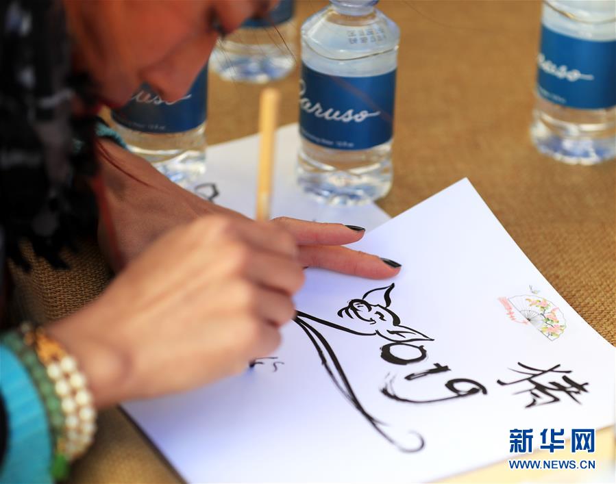 （國際&middot;圖文互動）（1）到洛杉磯農夫市場紅紅火火過大年