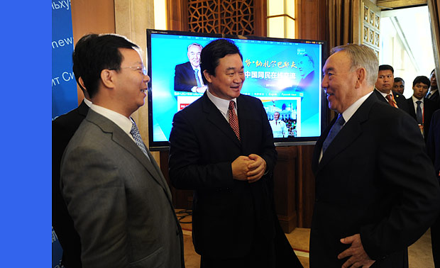 哈薩克斯坦總統納扎爾巴耶夫來到訪談現場