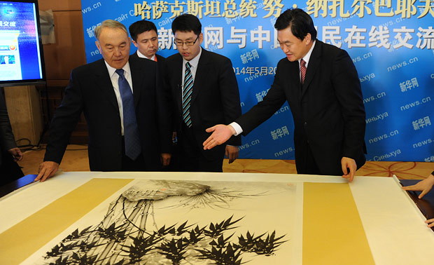 新華網總裁田舒斌向哈薩克斯坦總統納扎爾巴耶夫贈送禮物