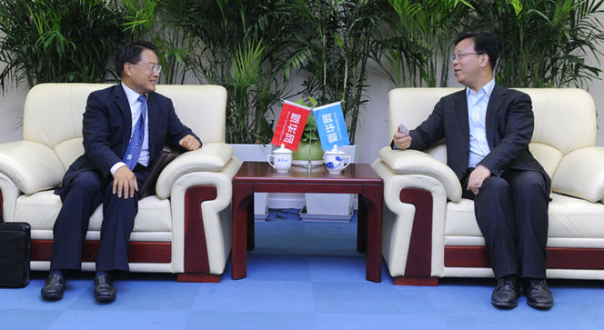 新華網黨委常委、副總編輯劉加文在訪談前會見李勇