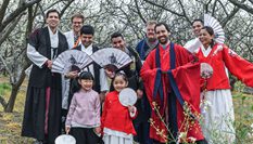 外國友人&ldquo;穿漢服 賞春色&rdquo;