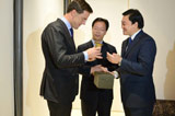 新華網總裁田舒斌向荷蘭首相馬克&middot;呂特贈送禮物