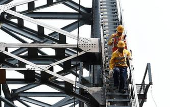 烈日下的&ldquo;護橋衛士&rdquo;